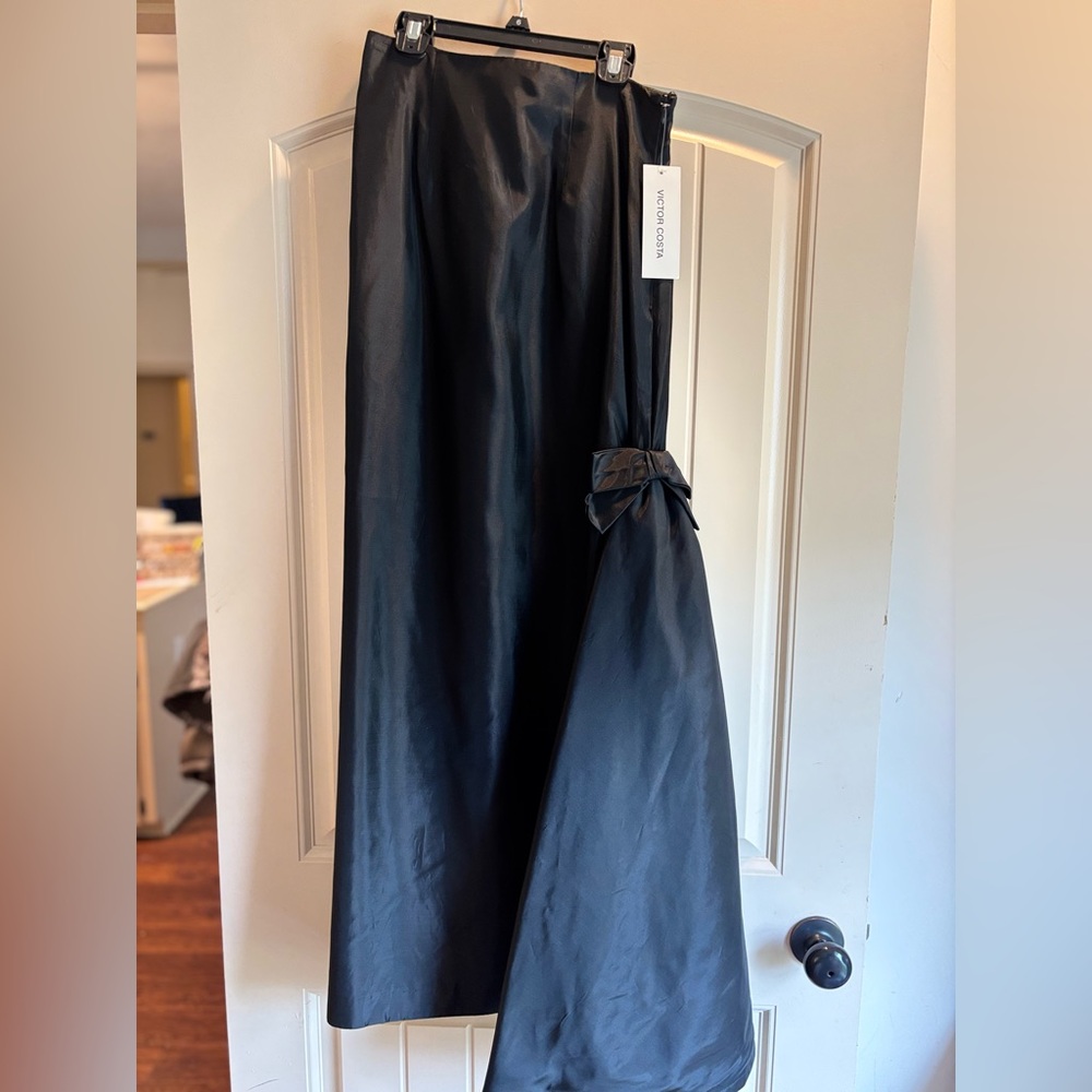 NWT~VICTOR COSTA BLACK SATIN SKIRT ~ SIZE:6| RETAILS $200